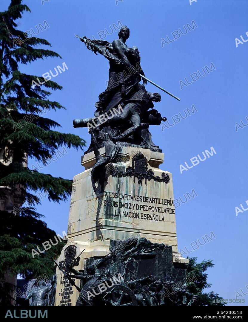 DAOIZ , LUIS MILITAR ESPAÑOL . SEVILLA 1767 - 1808 " MONUMENTO A LOS CAPITANES DE ARTILLERIA LUIS DAOIZ , PEDRO VELARDE ". SEGOVIA.
