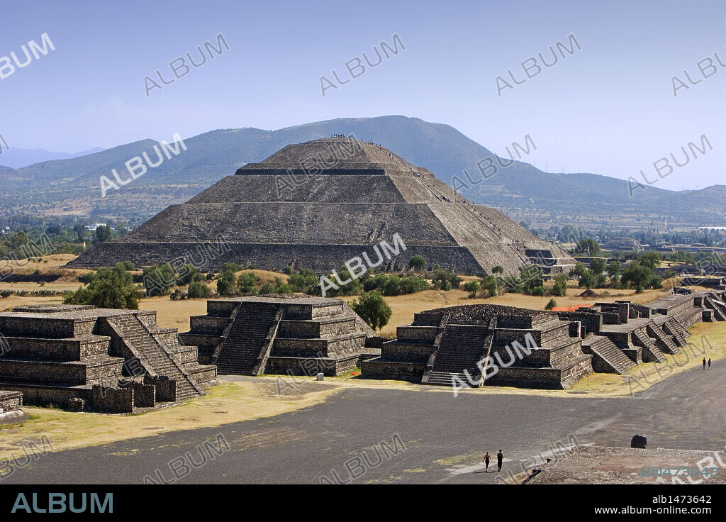 ARTE PRECOLOMBINO. MEXICO. SITIO ARQUEOLOGICO DE TEOTIHUACAN. Panorámica de la AVENIDA DE LOS MUERTOS eje central de la ciudad, con la PIRAMIDE DEL SOL. Declarado Patrimonio de la Humanidad por la UNESCO.