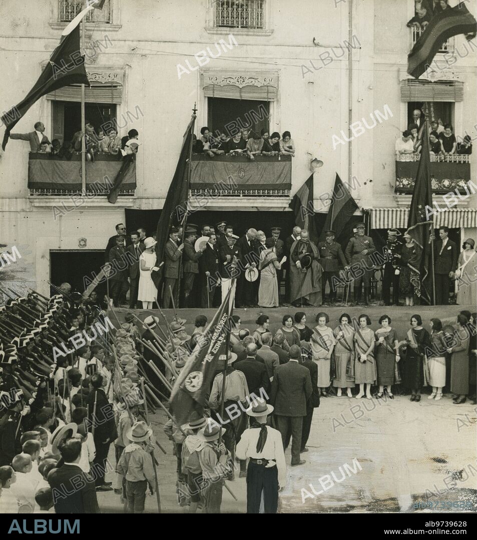 Puebla Larga (Valencia), June 1924. Solemn ceremony. The Plaza de la Villa during the delivery of the flags for the Civil Guard barracks that have been embroidered by the town's ladies.