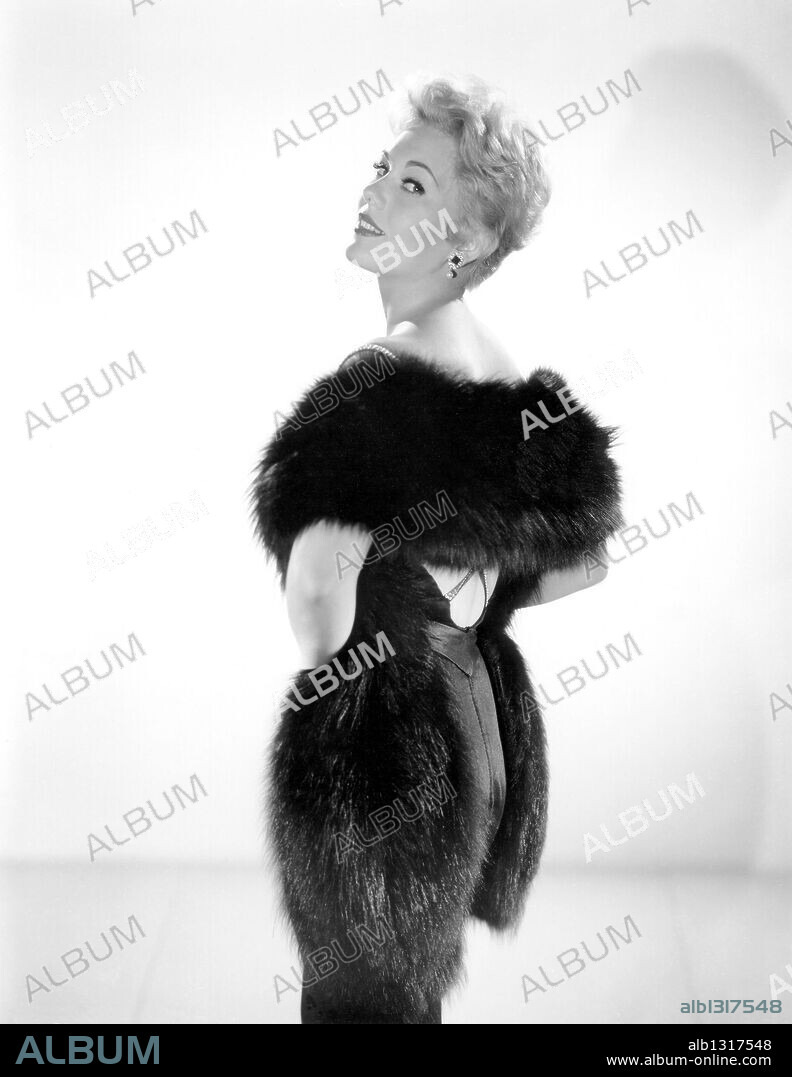 KIM NOVAK in 5 AGAINST THE HOUSE, 1955, directed by PHIL KARLSON. Copyright COLUMBIA PICTURES.