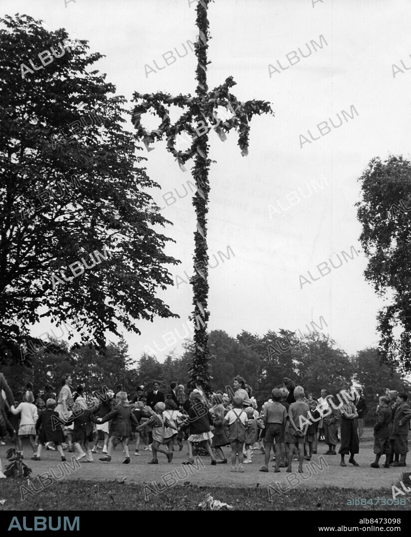 Midsommar midsommarfirande med barn dans kring majstången 1947. Foto: Sydsvenskan / IBL Bildbyrå *** Local Caption *** Traditional dancing around the maypole in the countryside on Midsummer Eve. Sweden 1947.