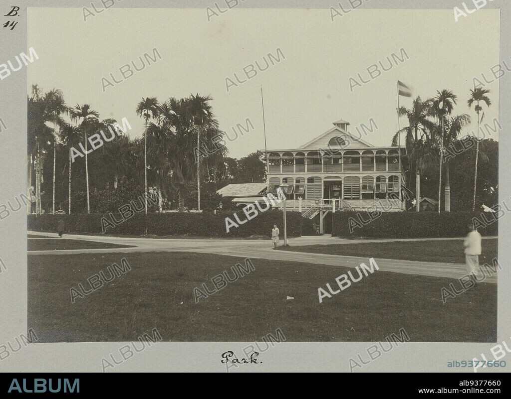 Park (title on object), View of society Het Park in Paramaribo. Part of the photo album Souvenir de Voyage (part 2), about the life of the Doijer family in and around the plantation Ma Retraite in Suriname in the years 1906-1913., Hendrik Doijer (attributed to), Suriname, 1906 - 1913, photographic support, gelatin silver print, height 115 mm × width 161 mm.