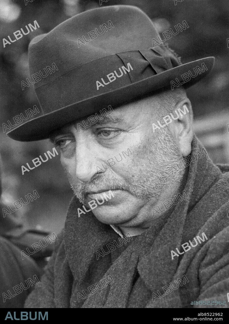 Orig. bildtext... LEY, GERMAN LABOR LEADER, CAPTURED Dr. Robert Ley, once arrogant Labor Front leader, sits scowling in an American jeep after his arrest by men of the 502nd Parachute Regiment, Seventh U.S. Army, May 16, 1945, 45 miles from Berchtesgaden. He was arrested by two privates who, acting on information given by a civilian, found the labor leader in pajamas in his house. He complained that he was suffering from a heart attack and attempted to poison himself when arrested. Anm. Ley, Robert, 1890-1945, tysk politiker (nazist), ledare för Deutsche Arbeitsfront (DAF) Skäggstubb Fångar Melankoli Nederlag Orakad Blicken CD405 persons: ROBERT LEY sites: TYSKLAND.