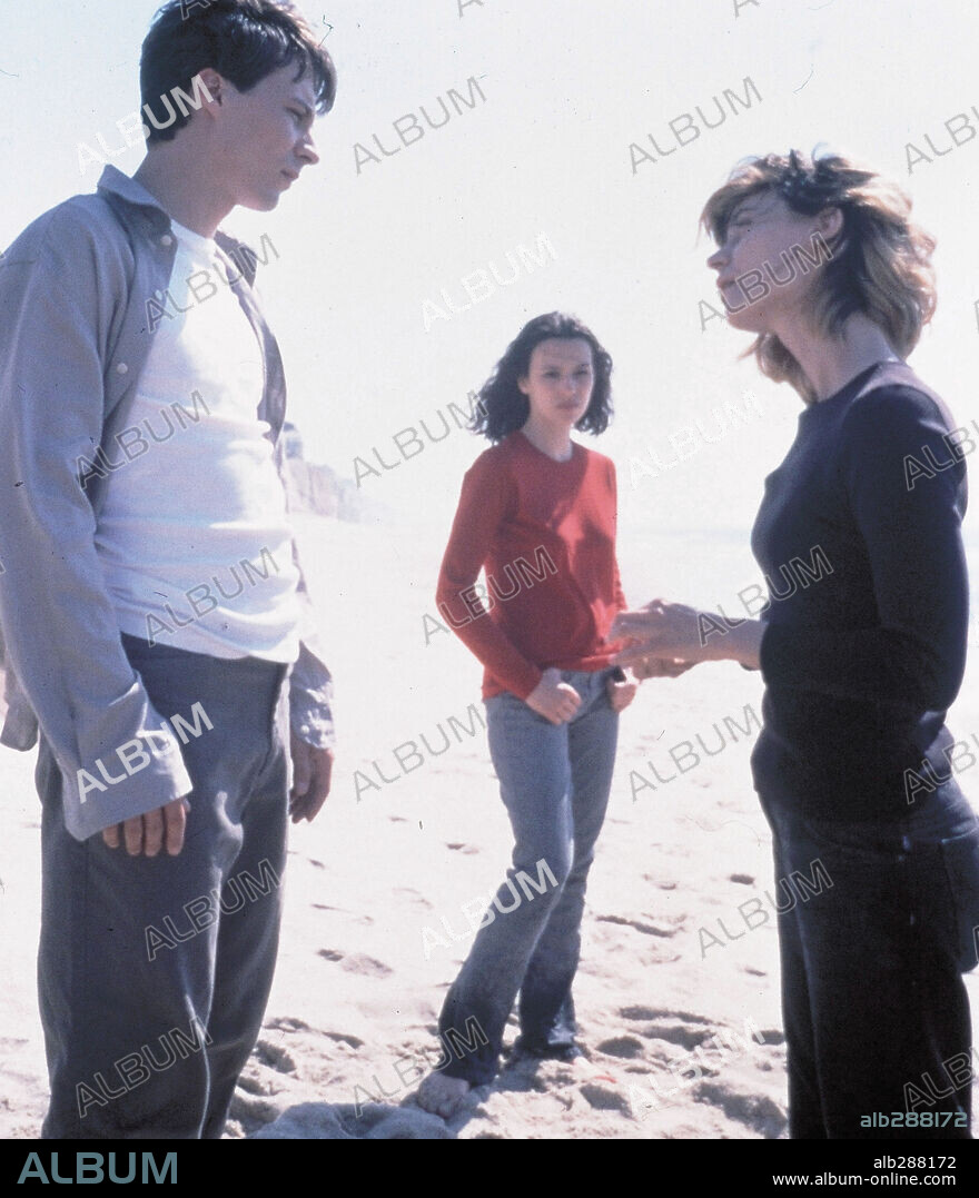 ARIADNA GIL y FELE MARTINEZ en LAGRIMAS NEGRAS, 1998, dirigida por RICARDO FRANCO.