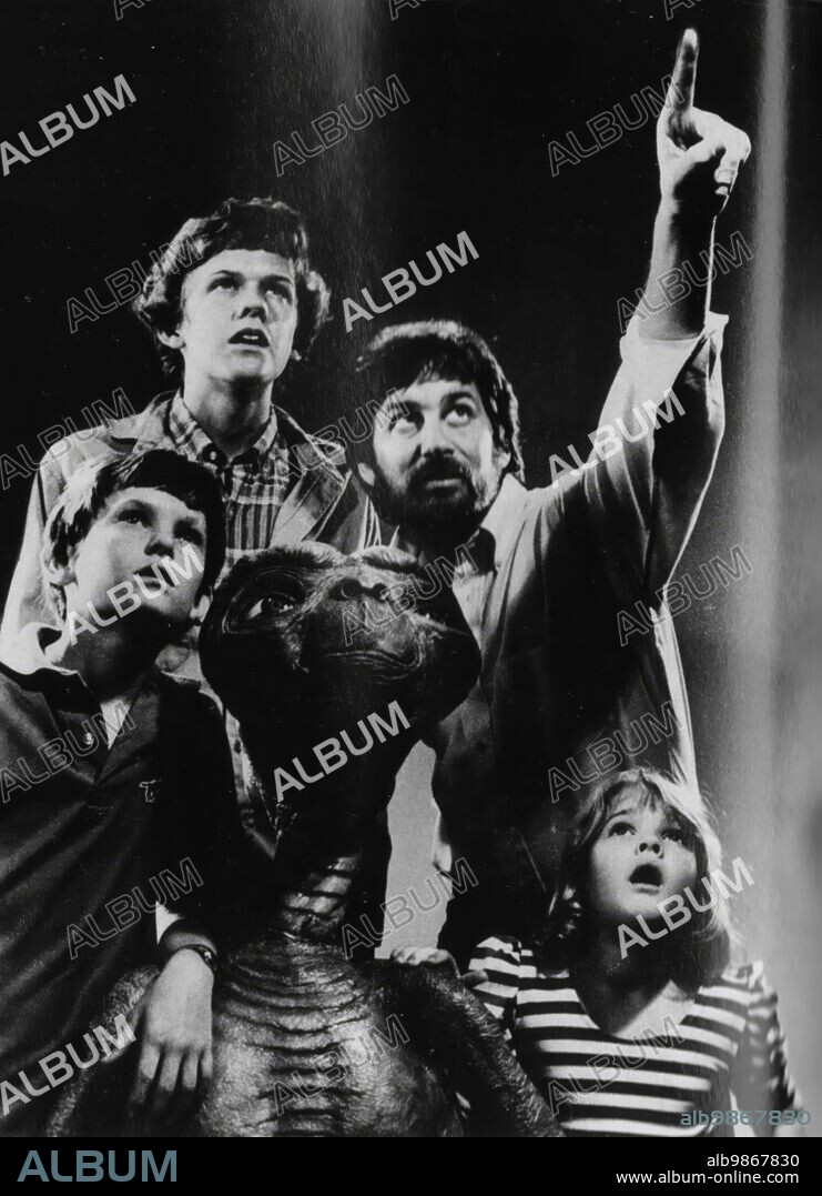 DREW BARRYMORE, HENRY THOMAS, ROBERT MacNAUGHTON and STEVEN SPIELBERG in E. T. THE EXTRA-TERRESTRIAL, 1982, directed by STEVEN SPIELBERG. Copyright UNIVERSAL PICTURES.