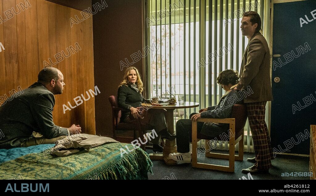 JENNIFER JASON LEIGH, MATTHEW McCONAUGHEY, RICHIE MERRITT y RORY COCHRANE en WHITE BOY RICK, 2018, dirigida por YANN DEMANGE. Copyright Protozoa Pictures.