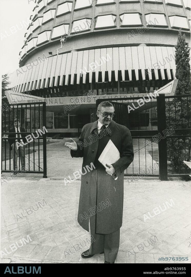 Madrid, 09/12/1983.- José María Ruiz Gallardón frente a la sede del Tribunal COnstitucional.