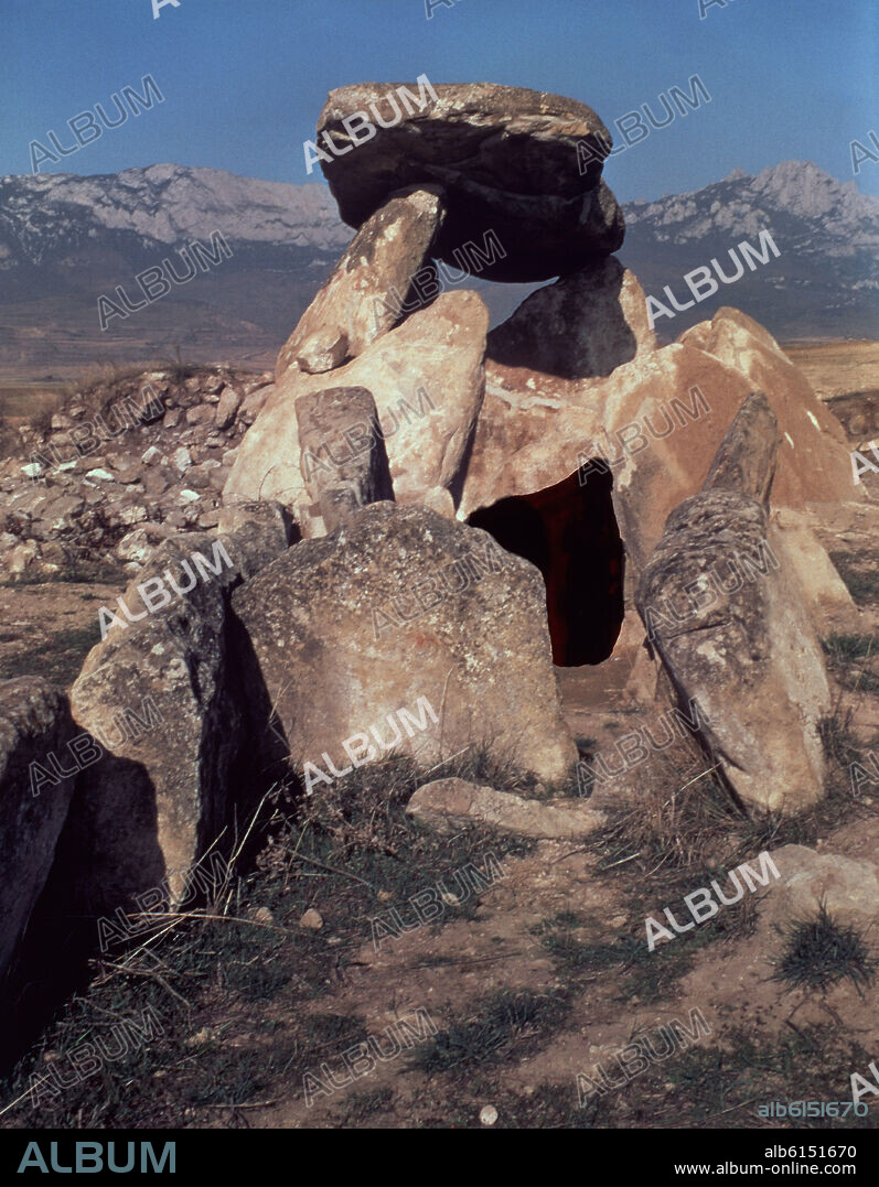 DOLMEN DE ELVILLAR TAMBIEN LLAMADO EL DOLMEN DE LA CHABOLA DE LA HECHICERA.