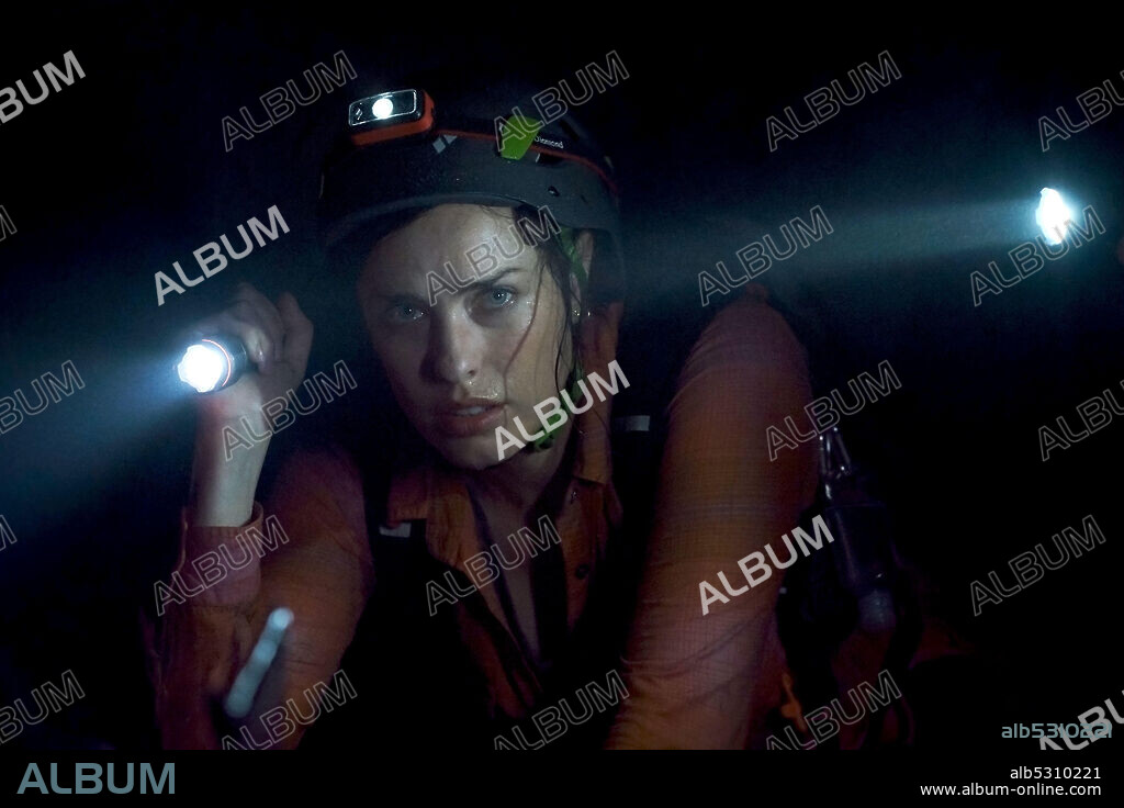 JESSICA MCNAMEE en ABISMO, 2020 (BLACK WATER: ABYSS), dirigida por ANDREW TRAUCKI. Copyright Thrills & Spills.
