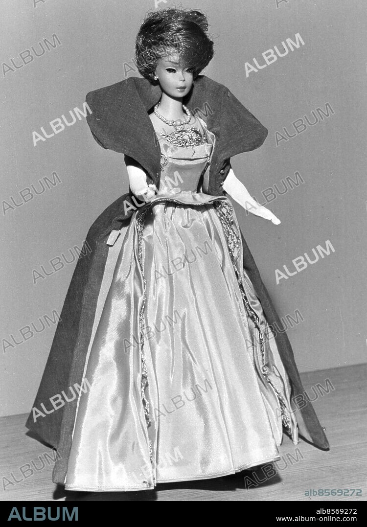 SEKLET-KULTUR-60      På en leksaksmässa i New York i mars 1959 presenterar det amerikanska leksaksföretaget Mattel vuxendockan"Barbie" för första gången. Dockan representerade 50-talets skönhetsideal och mängder med flickor i sju-nioråldern reagerade med förtjusning på dockan. 1961 fick "Barbie" enbeundrare som hette Ken. Bilden är daterad 1965-01-21. Foto: Jacob Forsell Kod: 14/9909 . COPYRIGHT SCANPIX SWEDEN.