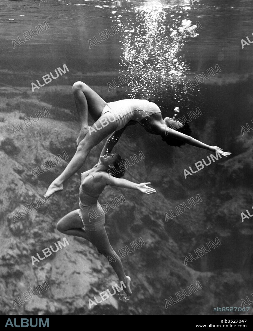 USA WEEKI WACHEE omkring 1947. Orig. bildtext... This difficult adagio ballet number in which the mermaids rise from deep in the water to surface is the final act in a sub-surface show at Weeki Wachee Spring in Florida. The top girl is Teresa Myers and the other is Nancy Tribble. Foto: AB Text & Bilder / SVT / Kod: 5600 Mapp: Damsport Gymnastik 1940-1949 I 212 C Sjöjungfrur Undervattensshow Spring of the Mermaids persons: TERESA MYERS;NANCY TRIBBLE sites: WEEKI WACHEE;FLORIDA;USA PhotoDate:194?-??-??.