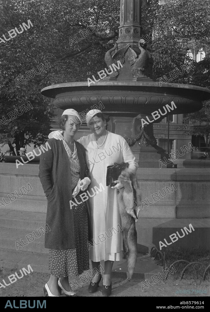 Göteborg omkring 1934 - 1935 - Två kvinnor - kan vara mor och dotter - vid Johanna i Brunnsaprken - Såningskvinnan heter egentligen statyn i fontänen - *** Local Caption *** Låda TC10. THURE CHRISTIANSSON.