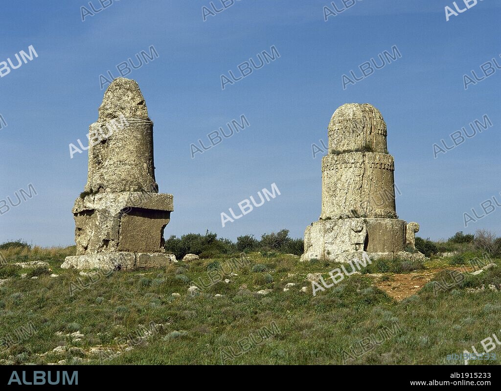 ARTE FENICIO. SIRIA. AMRIT. Ciudad fundada hacia el 3000 a. C. por los amorritas. Se convirtió en un importante centro religioso con los fenicios entre los siglos VIIVI. TORRES SEPULCRALES, formadas por diferentes "maghazil" o estructuras cilíndricas que cubrían las tumbas pozo (hipogeos). Realizadas en piedra arenisca, tienen una altura de 9,50 m.