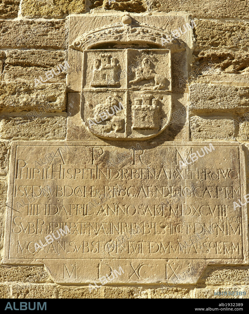 Puerta de la Caleta. Construida en 1748 como nueva puerta de acceso a La Caleta de Santa Catalina, conocidad como "La Caleta". Tras el ataque anglo-holandés sufrido por la ciudad en 1596, con el posterior saqueo,se decidió amurallar todo el perímetro de Cádiz, Las obras comenzaron a finales del siglo XVI y finalizaron en el siglo XVIII. Detalle de una inscripción con escritura latina. En ella se menciona el mes de abril de 1558, comienzo de las obras del Castillo de Santa Catalina, la construcción militar más antigua de Cádiz, llevada a cabo por el arquitecto e ingeniero militar Cristóbal de Rojas. Cádiz. Andalucía. España.