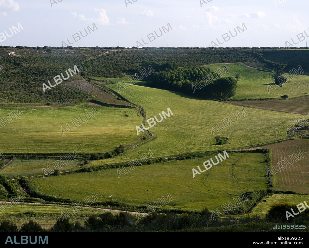 CASTILLA-LEON. Vista de los Montes Torozos desde la poblacioónn de Ureña. Provincia de Valladolid. España.