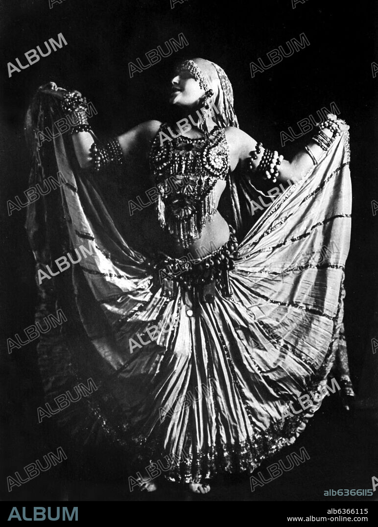CARMEN TORTOLA VALENCIA (1882/1955) BAILARINA ESPAÑOLA INTERPRETANDO LA DANZA DE LA BAYADERA - FOTOGRAFIA EN BLANCO Y NEGRO - 1915.