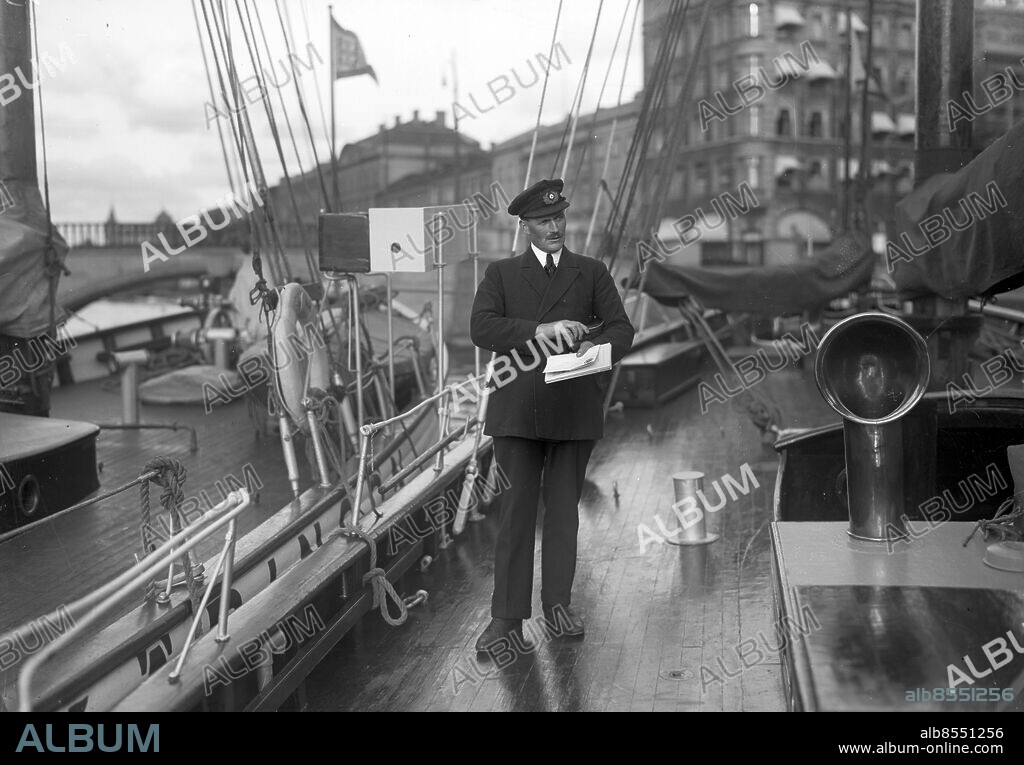 GÖTEBORG 1928-06-11.. Stora Hamnkanalen vid Lilla Torget - räddningsbåtarna Wilhelm R. Lundgren och Justus A Waller - här ombord på den förstnämnda. *** Local Caption *** GT Låda 1928-09 Foto: Kamerareportage / TT / Kod: 2524.