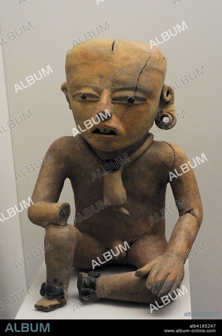 Figura masculina sedente. Cerámica. Cultura El Tajín. Fase Remojadas Superior I y II, Período Clásica Medio (400-700 d. C). México. Costa del Golfo. Museo de América. Madrid. España.