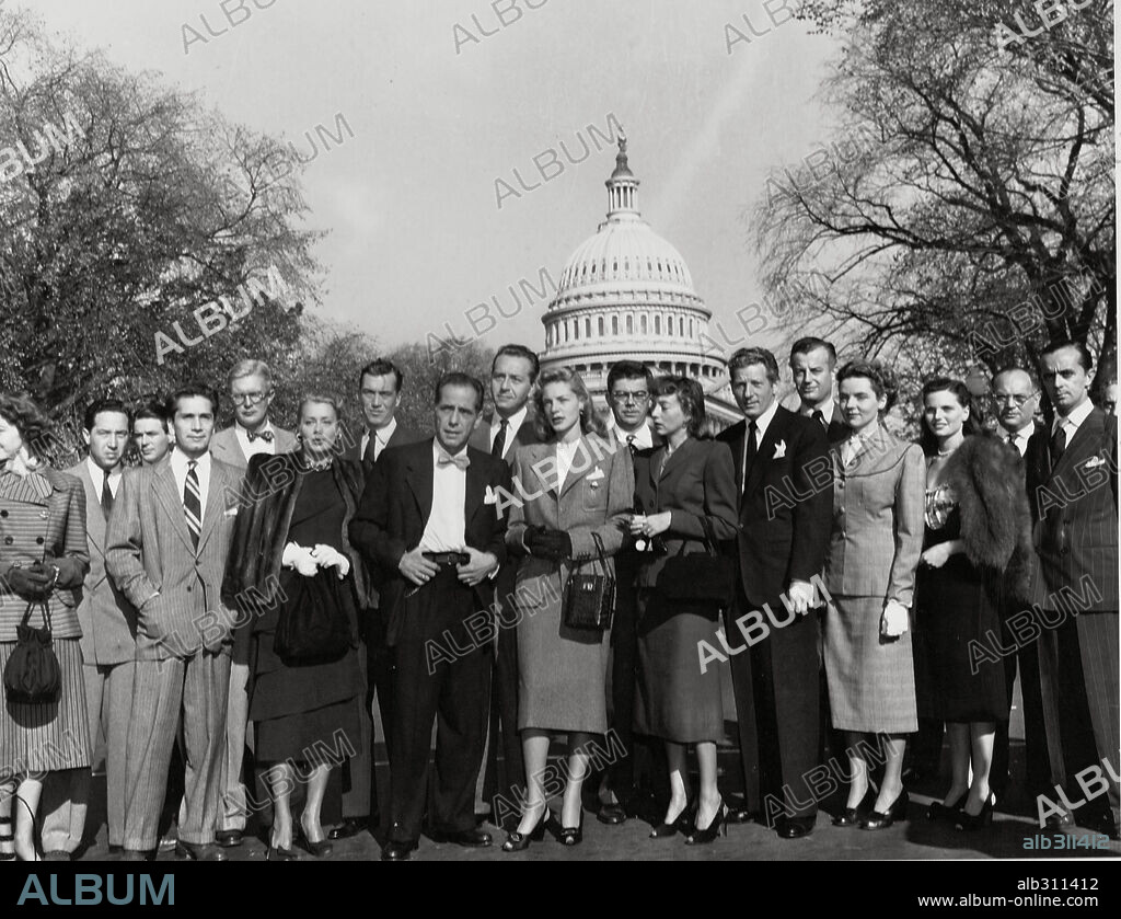 HUMPHREY BOGART, JOHN HUSTON, JUNE HAVOC, LAUREN BACALL et RICHARD CONTE dans MISC: CAZA DE BRUJAS. Grup of actors including Humphrey Bogart, Lauren Bacall, Richard Conte, June Havoc and John Huston, contrary to the witch-hunt promoted by Senator Joseph McCarthy.