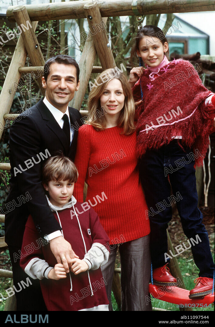 SINAN TOPRAK IS THE INCORRECTABLE In the picture: Criminal police officer Sinan Toprak (EROL SANDER) and his family: son Talip (STEFAN ALTENBACH), wife Karin (SABINE RADEBOLD) and daughter Ilke (CANAN ROMEY-SCHLAGENHOF). Director: Walter Feistle / Title: SINAN TOPRAK IS THE INCORRECTABLE / Germany 1999.