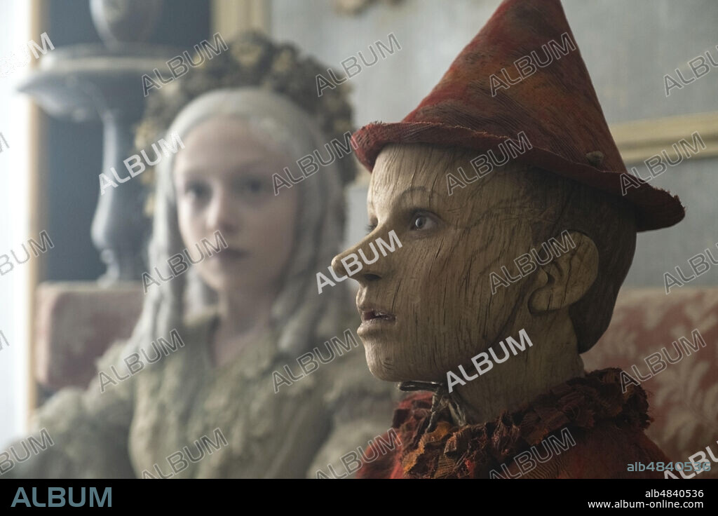ALIDA BALDARI CALABRIA and FEDERICO IELAPI in PINOCCHIO, 2019, directed by MATTEO GARRONE. Copyright ARCHIMEDE/ RAI CINEMA/ LE PACTE/ RPC / DE LAZZARIS, GRETA.