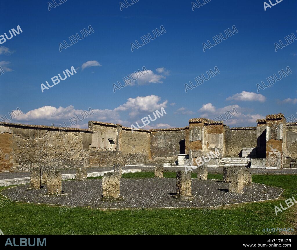 POMPEYA. "MACELLUM". Complejo construido en época imperial para el mercado cubierto. Tenía grandes negocios de venta abiertos al exterior (Via de los Augustalis), sobre el pórtico del Foro y al interior. Vista general del pórtico interior que rodeaba la plaza de 37x27 m. La Campania. Italia.