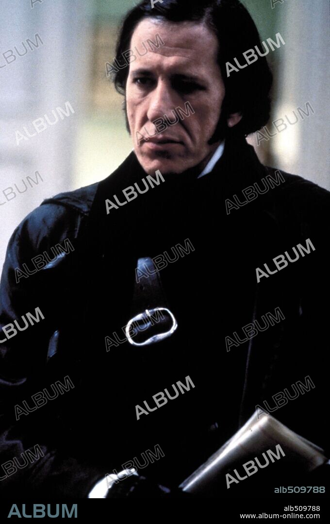 GEOFFREY RUSH en LOS MISERABLES, 1998 (LES MISERABLES), dirigida por BILLE AUGUST. Copyright MANDALAY ENTERTAIMENT.