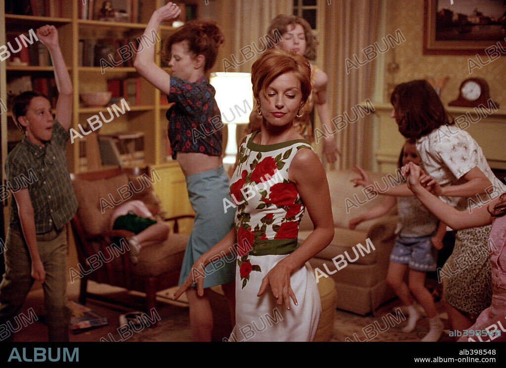 ASHLEY JUDD, JACQUELINE McKENZIE, KATY SELVERSTONE and KIERSTEN WARREN in DIVINE SECRETS OF THE YA-YA SISTERHOOD, 2002, directed by CALLIE KHOURI. Copyright ALL GIRL PRODUCTION/GAYLORD FILMS/SISTERHOOD PRODUCTIONS.