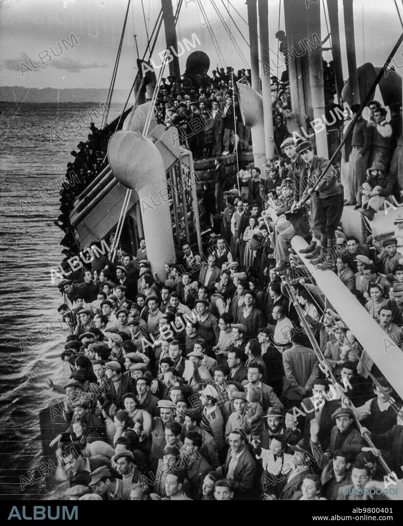 Jewish immigrants, haifa port, 1949.