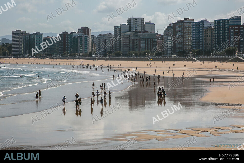 Spanien Gijon Asturien 9664 Playa de San Lorenzo mit Skyline.