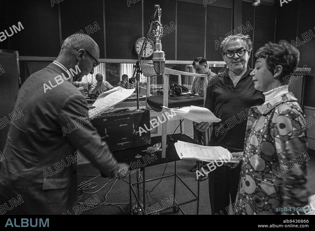 ARKIV 19650706.. I PLOMMONSTOP OCH PARAPLY. Radioserie av Johnnie Mortimer, Brian Cooke och Edvard Taylor i regi av Per Verner-Carlsson.. Sänt första gången 1965-09-05.. Här ses skådespelarna Gunnar Björnstrand, Stig Järrel och Ulla Sjöblom under inspelningen.. Foto: Bertil S-son Åberg / SVT / Kod: 5600. Reportage publ. i RiR 36/65. RiR 17723. sv/v neg. Studiomiljö Trio.