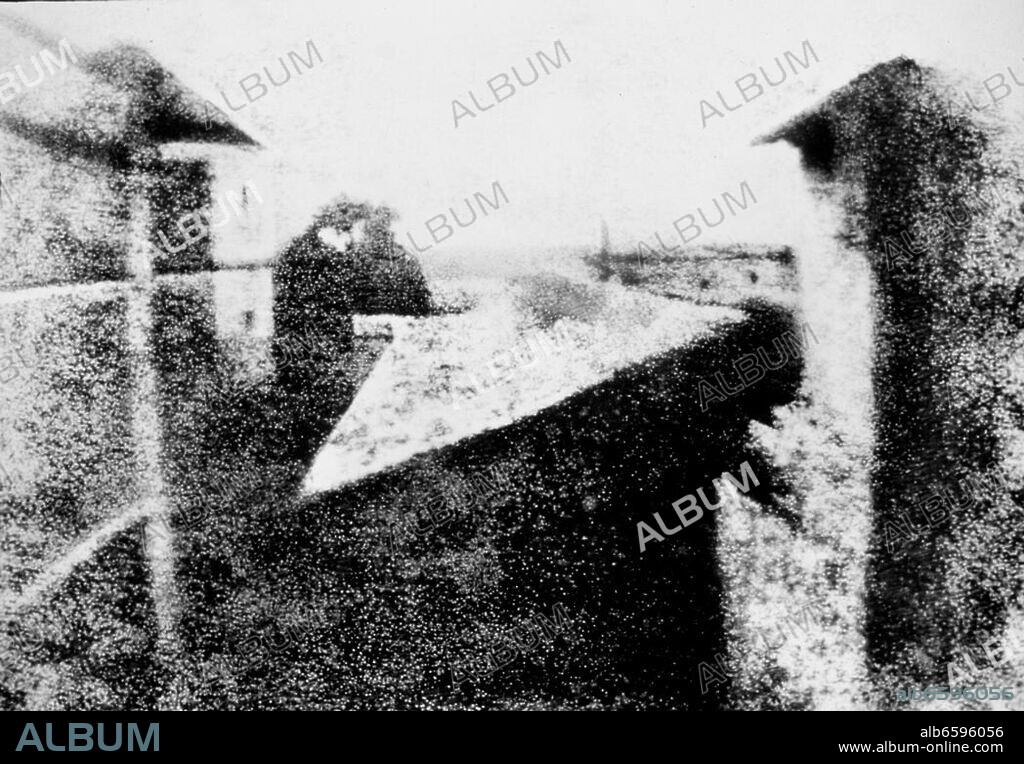Niepce, Joseph Nicéphore; 1765-1833. " Blick aus dem Arbeitszimmer in Le Gras" (Saint-Loupde-Varenne), um 1826/27. ( Gilt als erste Fotografie der Welt). Auf ölbehandeltem Bitumen, 20 x 25 cm ( Belichtungszeit: 8 Stunden).