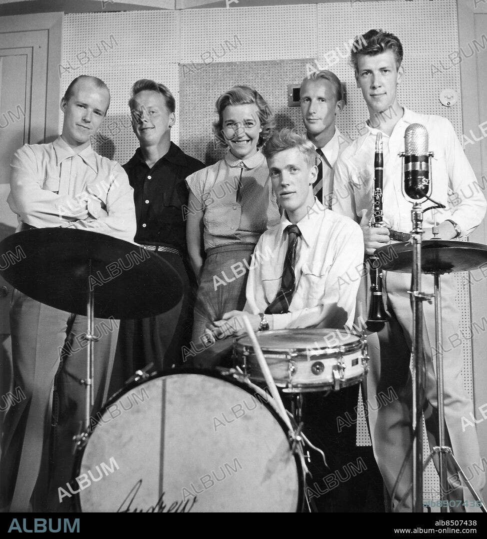 1951-07-30.. Inspelning av ALICE BABS SJUNGER TILL ANDREW BURMANS KVINTETT.. Radioprogram.. Sänt första gången 1951-07-30.. Här ses Alice Babs, sångerska, med Andrew Burmans kvintett. Vid trummorna Anders Burman.. Foto: Lars Wallén / RiR / SVT / Kod: 5600. Bild publ. i RiR 33/51 sid. 40.. RiR sv/v. Mapp: RADIO-Musikbilder Anders Burmans orkester L3. Trummor.