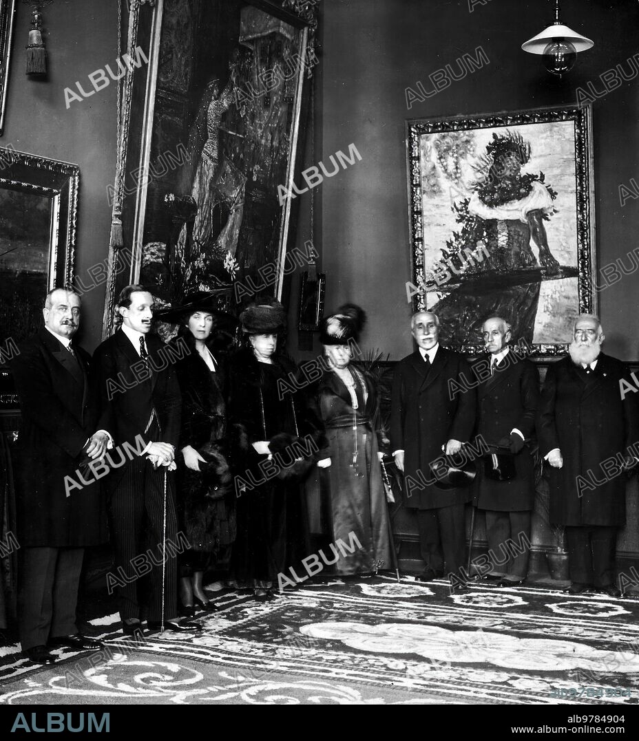 Madrid, 06/03/2020. Los reyes Don Alfonso XIII y doña Victoria Eugenia, y Doña María Cristina, la Infanta Isabel, los ex presidentes Antonio Maura y Eduardo Dato, el ministro de Instrucción Pública, Sr. Rivas y el director de la Biblioteca nacional Rodríguez Marín, en la inauguración de la sala Cervantes y entrega oficial de los cuadros que para ella dona el pintor Antonio Muñoz Degraín.