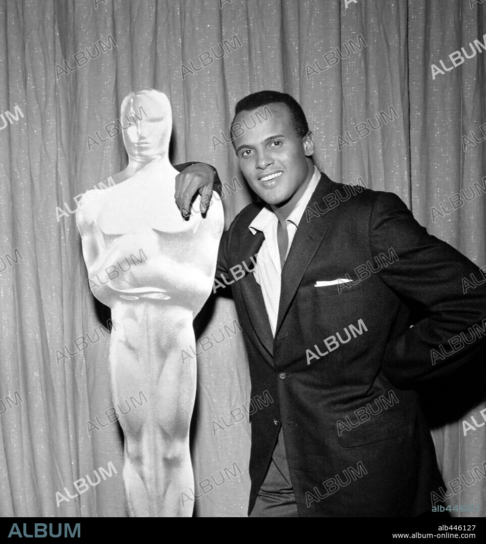 HARRY BELAFONTE. 28ª Edición de los Premios Oscars / 1956.  
Harry Belafonte posando antes de su actuación en la gala de los Oscars. 1956