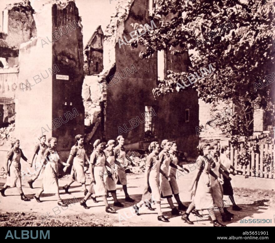 Nationalsozialismus:. Reichsarbeitsdienst (RAD.). (halbjährige Arbeitsdienstpflicht lt. Gesetz vom 26. Juni 1935). Arbeitsmaiden während eines Einsatzes im Bereich der Westfront, 2. Weltkrieg. Foto, 1940. aus: "Der Schulungsbrief", 7. Jg., 7./8./9. Folge, 1940.