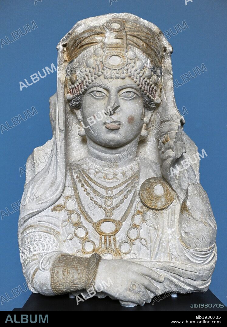 ARTE ANTIGUO. CIUDAD DE PALMIRA. SIRIA. Escultura de mujer de gran belleza y con gran número de joyas. Los ojos y las joyas tenían incrustaciones de vidrio para acentuar las superficies pintadas. Los rasgos son testigo de la red comercial de las caravanas de La Ruta de la Seda entre la India y la ciudad de Palmira, en el Próximo Oriente. Piedra caliza. Fechada hacia el 190-210. Museo Carlsberg Glyptotek. Copenhague. Dinamarca. Norte Europa.