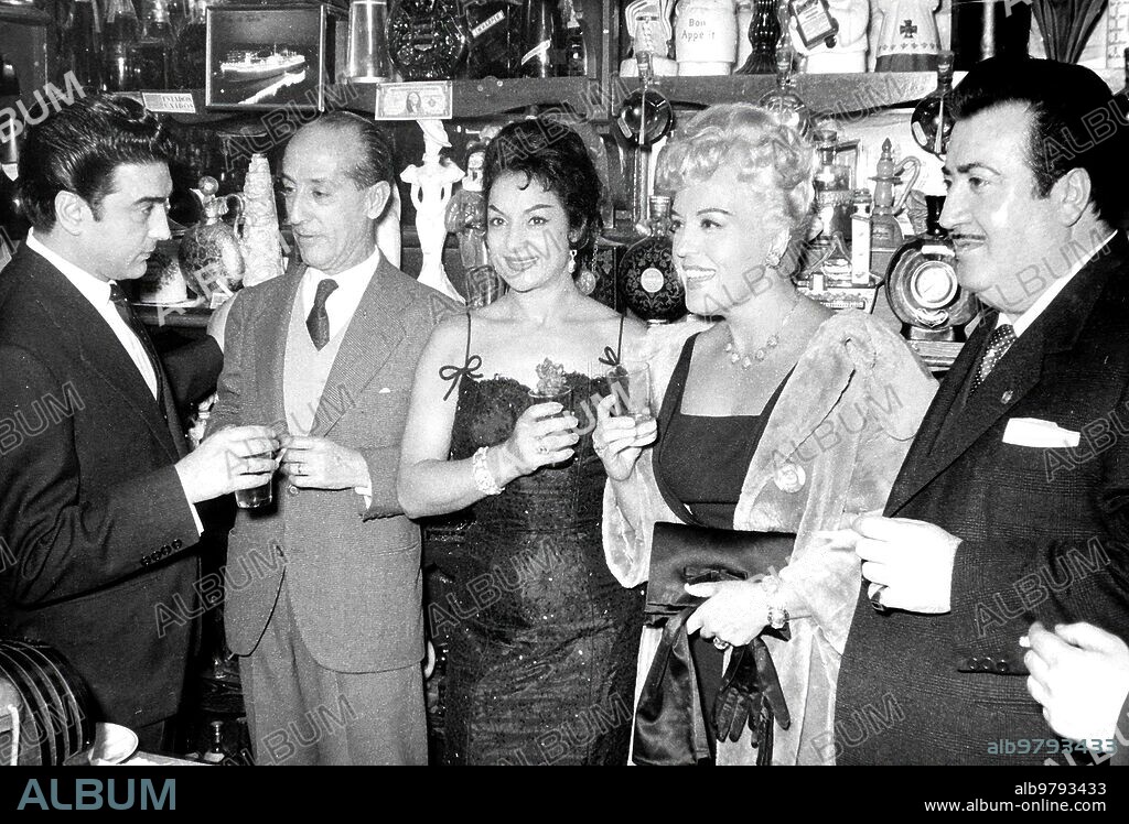 Madrid, 23/10/1960. Cóctel en Chicote ofrecido a la prensa por Lola Flores con motivo de su regreso de América. La cantante aparece en la imagen junto a su marido, Antonio González «El Pescaílla», Mercedes Vecino, Rafael de León y Antonio Quintero.