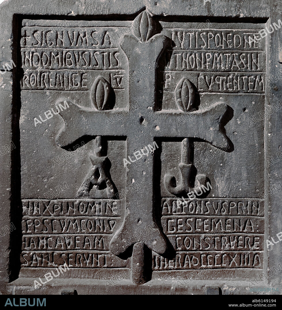 PLACA CON CRUZ E INSCRIPCIONES-AÑO 913-PROC PALACIO DE ALFONSO III EL MAGNO-PIEDRA ARENISCA-83X82X16.