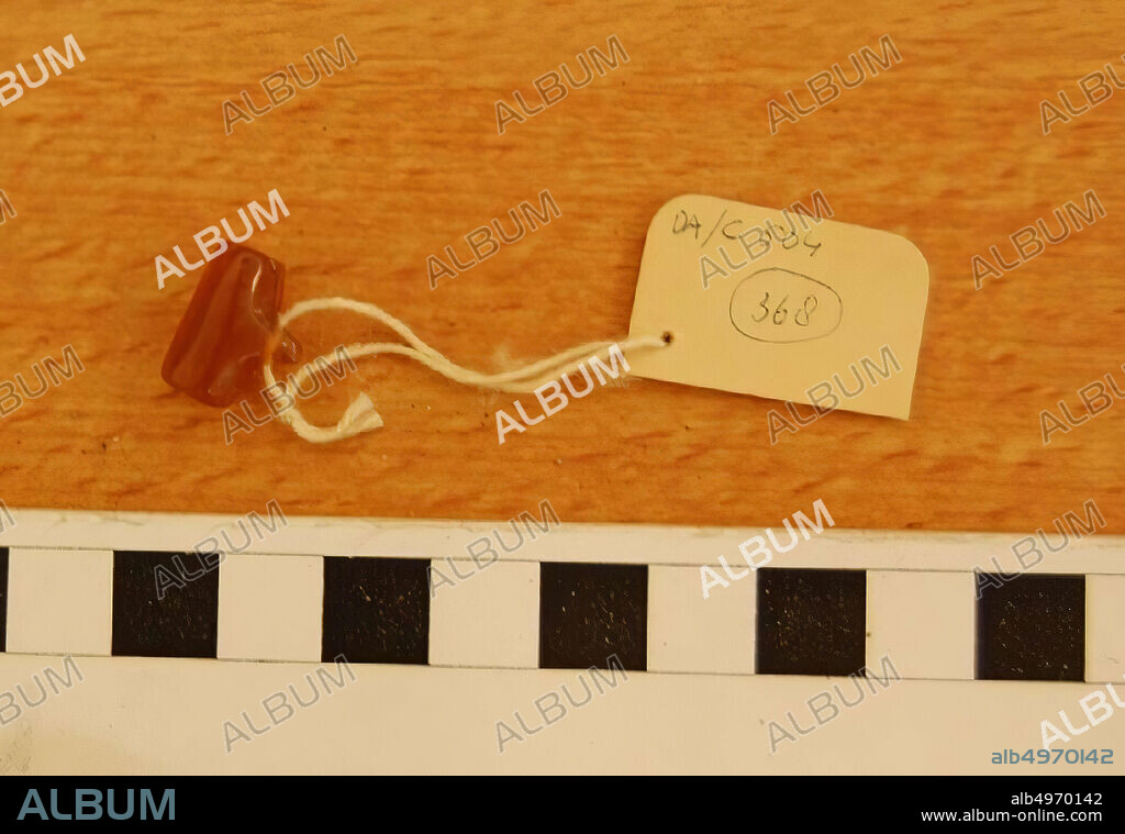 Pendant, grave inventory, ornament, carnelian, L 1.5 cm, W 1.2 cm, H 0.8 cm, Islamic Period 1250-1600 AD, Jordan.
