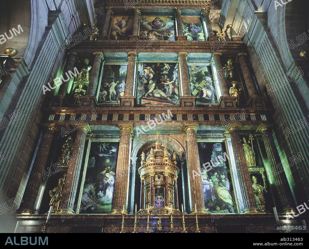 Altar Mayor. Iglésia del Monasterio de San Lorenzo de El Escorial, província de Madrid, España.
