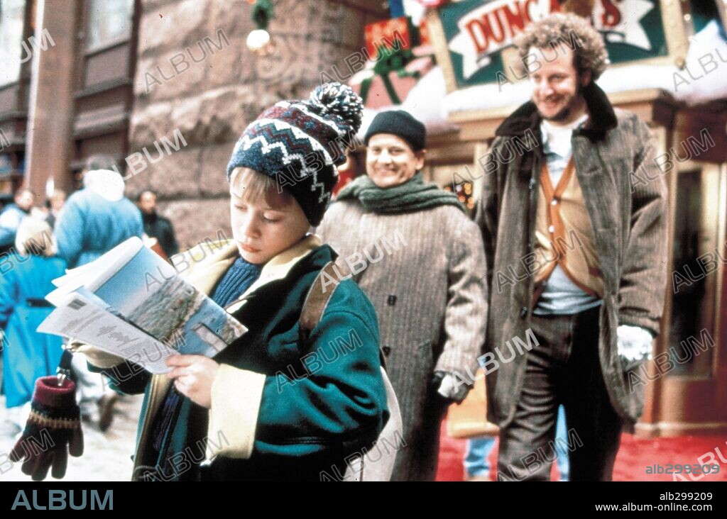 DANIEL STERN, JOE PESCI et MACAULAY CULKIN dans HOME ALONE 2: LOST IN NEW YORK, 1992, réalisé par CHRIS COLUMBUS. Copyright 20TH CENTURY FOX.