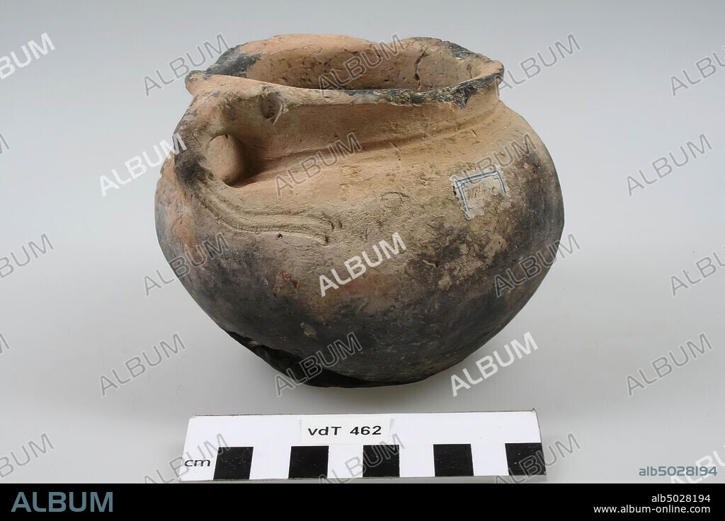 Sphere jar with ear and groove line under the neck. Has cracks and a loose part at the bottom, damaged edge and a damaged wall., Pot, earthenware (stripe), h: 10.5 cm, diam: 13.5 cm, vme, Netherlands, Friesland, Súdwest Fryslân, Witmarsum.