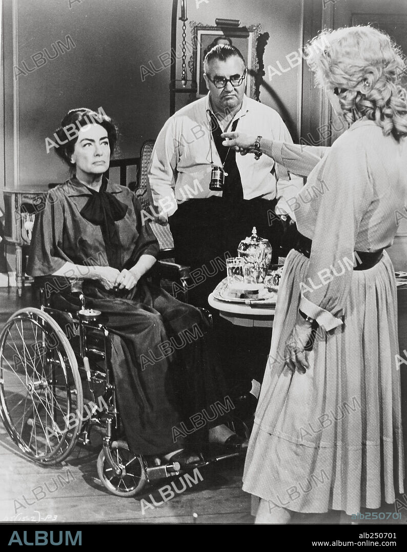 BETTE DAVIS, JOAN CRAWFORD and ROBERT ALDRICH in WHAT EVER HAPPENED TO BABY JANE?, 1962, directed by ROBERT ALDRICH. Copyright WARNER BROTHERS.