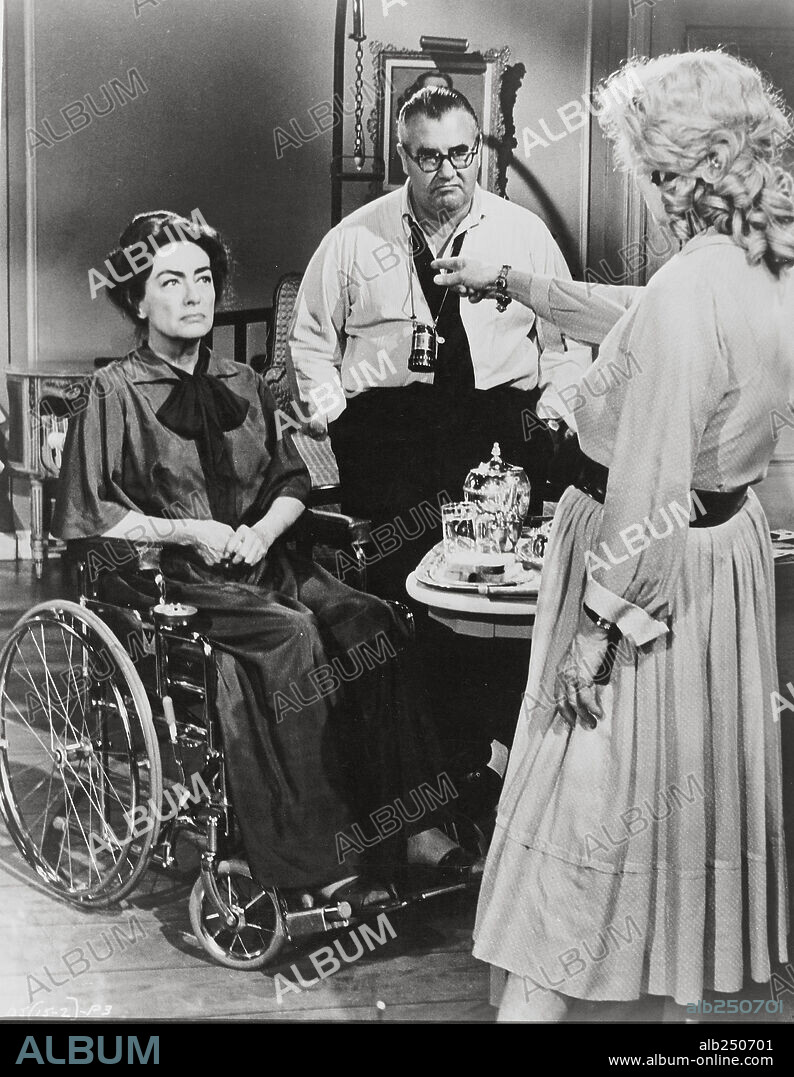 BETTE DAVIS, JOAN CRAWFORD y ROBERT ALDRICH en QUE FUE DE BABY JANE?, 1962 (WHAT EVER HAPPENED TO BABY JANE?), dirigida por ROBERT ALDRICH. Copyright WARNER BROTHERS.