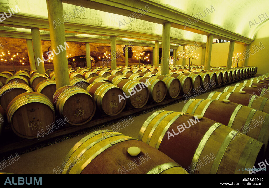 Barbastro / Salas de Abajo; bodegas "Blecua"; zona de crianza en barricas de roble (D.O. Somontano).