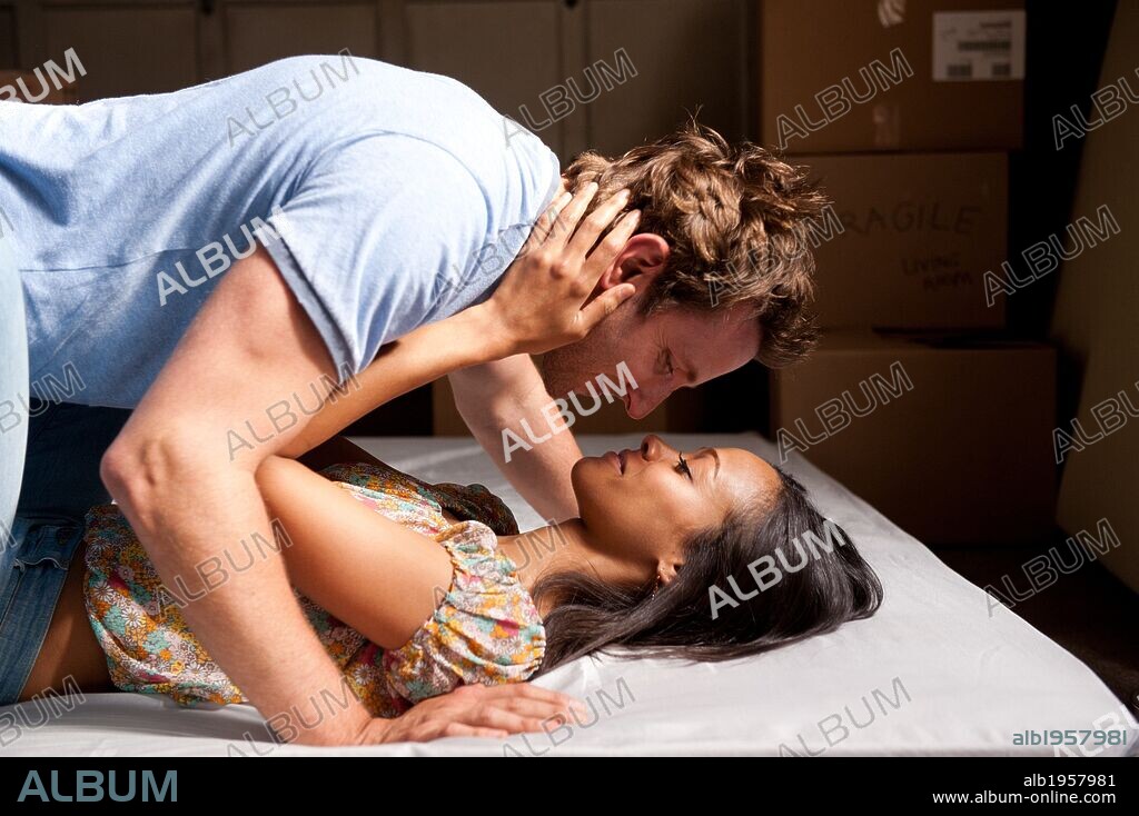 BRADLEY COOPER und ZOE SALDANA in THE WORDS, 2012, unter der Regie von BRIAN KLUGMAN und LEE STERNTHAL. Copyright BENAROYA PICTURES.