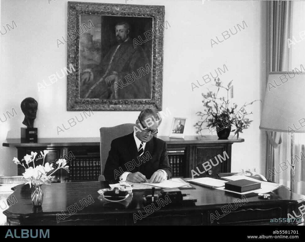 Brandt, Willy Politiker (SPD), Bundeskanzler 1969-74. Lübeck 18.12.1913 - Unkel bei Bonn 8.10.1992. Bundeskanzler Willy Brandt in seinem Arbeitszimmer im Bundeskanzleramt. Foto, 1971.