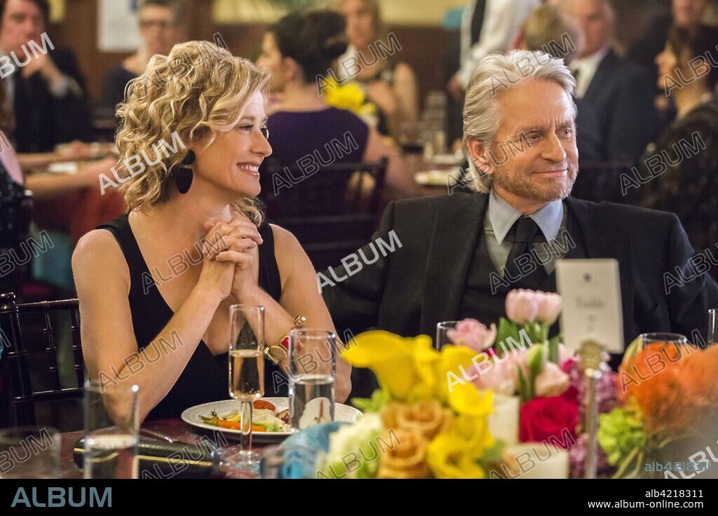 NANCY TRAVIS en EL METODO KOMINSKY, 2018 (THE KOMINSKY METHOD), dirigida por CHUCK LORRE. Copyright CHUCK LORRE PROD/WARNER BROS. TV.