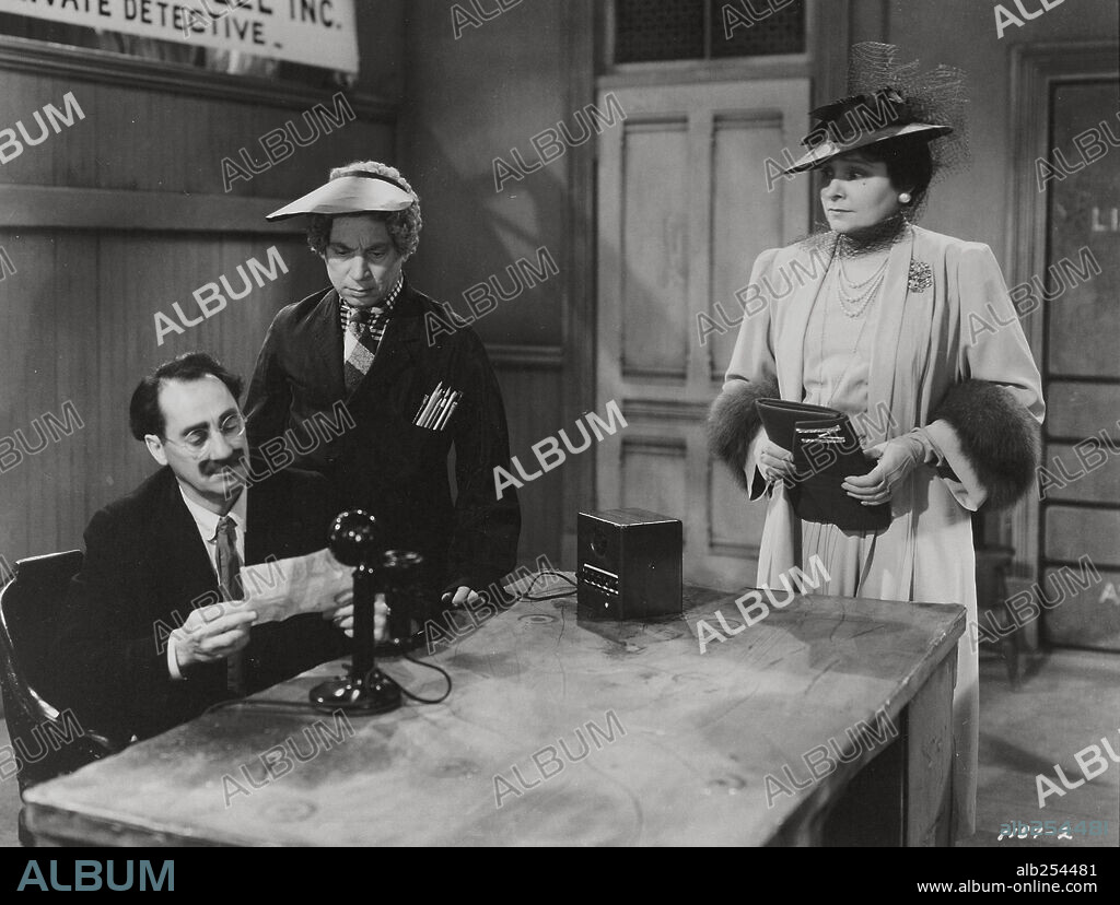 GROUCHO MARX, HARPO MARX y MARGARET DUMONT en TIENDA DE LOCOS, 1941 (THE BIG STORE), dirigida por CHARLES REISNER. Copyright M.G.M.